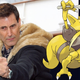 Imagen para el artículo titulado Uri Geller pide perdón a los fans de Pokémon y permite la venta de cartas de Kadabra 20 años después